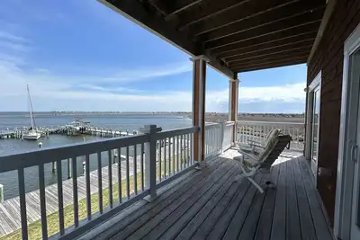 Image de Spacious Condo on the Water!