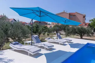 Image de Nouveau! Maison de vacances avec piscine 2+1 Ă Vodice