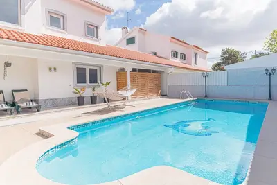 Image de Lovely Aroeira Villa | 3 Bedrooms | Villa Martha | Pleasant Pool Area | Great for Families