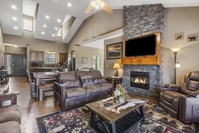 Image de Bear Creek Lodge • Hot Tub! Community Pool! Pool Table! Rustic Lodge for Family!