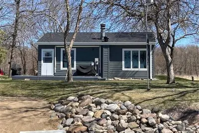 Image de Year round cabin on level lot with dock