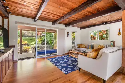 Image de Home with ocean views, studio, large lanai, koi pond, washer/dryer