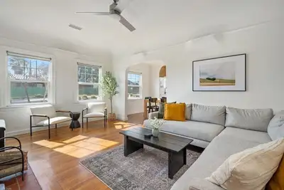 Image de Freshly remodeled wine country escape in Dt Paso Robles, just blocks from Paso Mkt Walk & Fairground