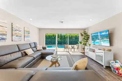 Image de Escape to a modern 3 Bedroom retreat just minutes away from the most amazing beach in South Florida