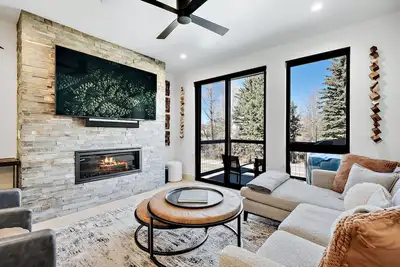 Blue River Views - Mountain/Modern with Private Hot Tub