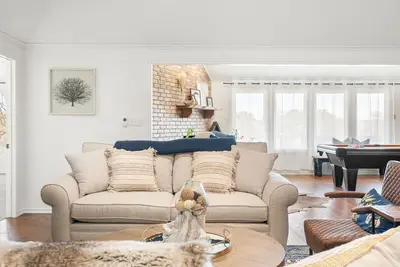 Image de Ranch House with Private Pond and Horse Stalls