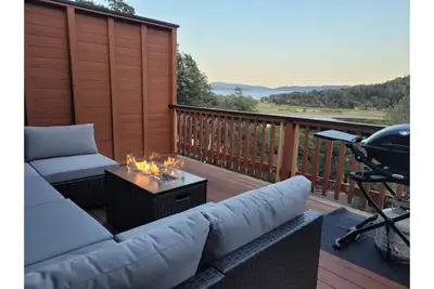 Image de Charming 3 Bedroom Home with Lake & Mountain Views