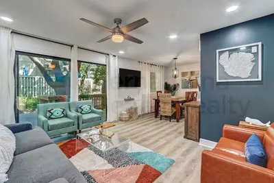 Image de New Listing - Dog Friendly - Recently Renovated - Multi-Level Condo - Short Walk to the Beach