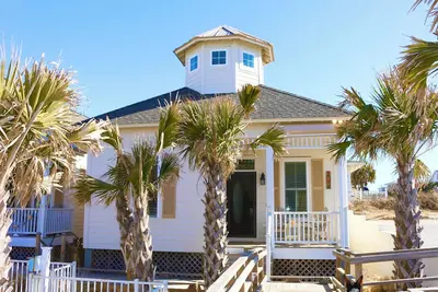 Image de Luxury Clean House Sleeps 7, Steps from Ocean, Atlantic Beach, Pool, Restaurants