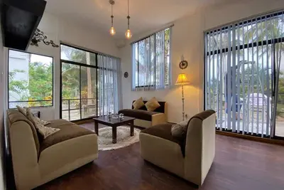 Image de Comfortable villa between palm trees facing the sea.