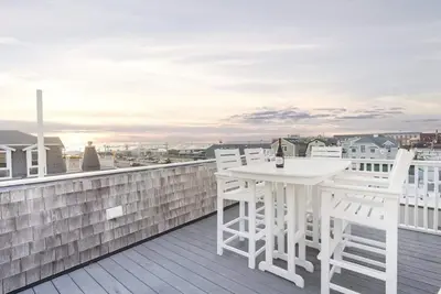 Image de Private single-family home in heart of Newport with Waterfront roofdeck