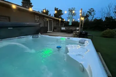 Image de Best location in Ohio's wine country! Minutes to all wineries, Spire, & Gotl!