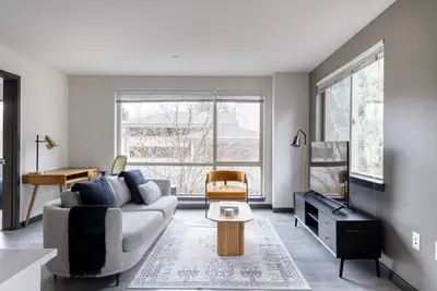 Image de Gorgeous Bellevue 2br w/ W/D, Gym & Roof in walkable area, by Blueground