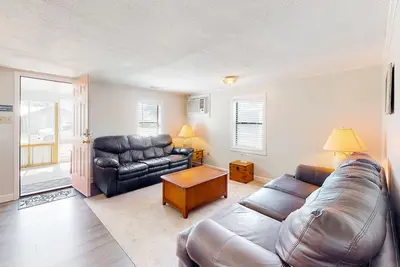 Image de Sunny abode with enclosed yard, well-equipped kitchen, washer/dryer, & Ac