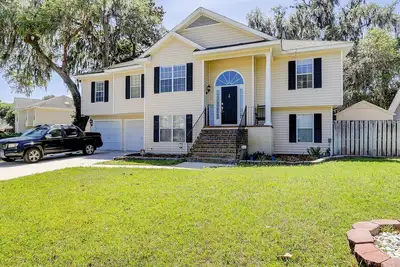 Image de Beautiful waterfront apartment on creek inlet with private dock - dog-friendly