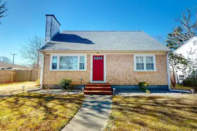 Image de Charming coastal home with large yard, firepit, & grill - pool and beach access