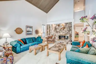 Image de Golf-course-front home with great deck, game room, fireplace & forest views