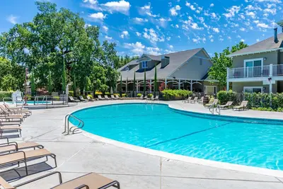 Professionally managed Condo, Pool, Fireplace, Bbq