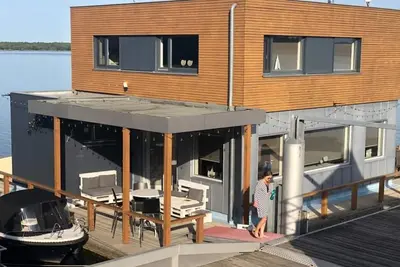 Image de 1. floating vacation home Möwe 1 - Floating vacation homes Gräbendorfer See