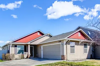 Image de 2 Charming Homes | Private Yards | Sleeps 16 (9890)