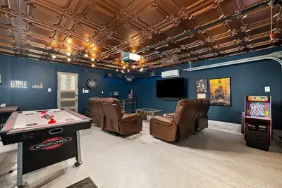 Stunning Downtown Villa W/ Epic Man Cave