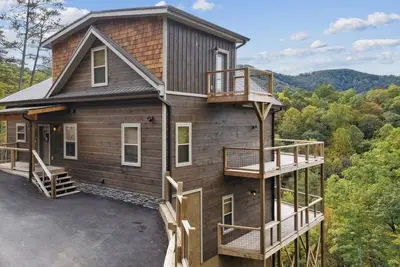 Image de Large Brand New Custom-Built Cabin in Shagbark w/hot tub, firepit, pool access!