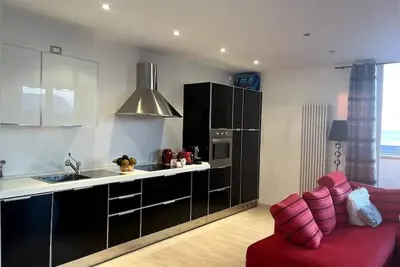 Image de Beautiful lake front apartment on the footpath with stunning views