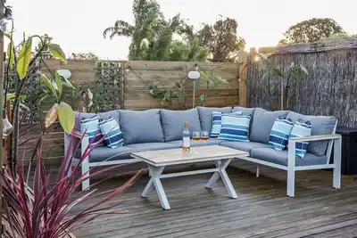 Image de Contemporary Coastal Beauty Situated In A Central & Beachside Location