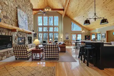 Image de Golf Privileges | Country Club | 5 miles to Downtown | Hot Tub | Sleeps 20