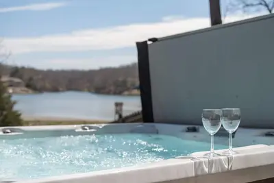 Image de Lakefront Retreat: Hot Tub, Kayaks & Games