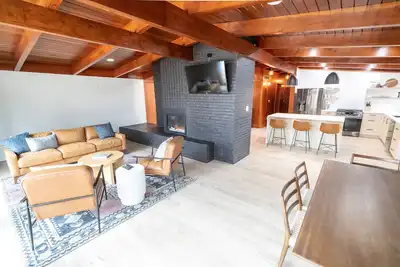 Image de Stylish Mid-Century Modern Cottage