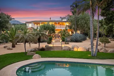 Image de Valhalla - 4 Acre Private Estate, Pool, 1 mi to beach/shops