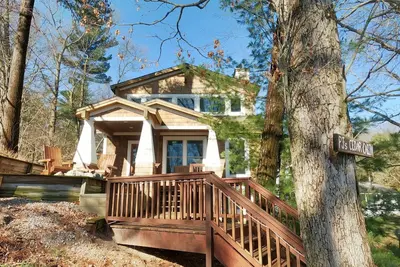 Image de Pj's Cedar Cabin - Luxury-Rustic at its Best!
