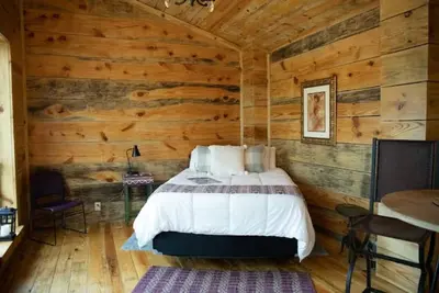 Image de 2 Bedroom Cabin w/Hot Tub surrounded by Big Thicket National Preserve. Private!