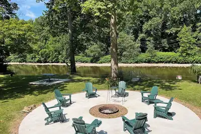 Image de Creekfront getaway with hot tub and fire pit.