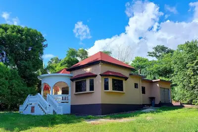Modern Happy Retreat Villa in Belmont, Ja. Next to Peter Tosh Mausoleum.
