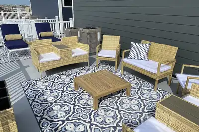 Image de Beautiful new townhome with rooftop deck 2 blocks from the beach