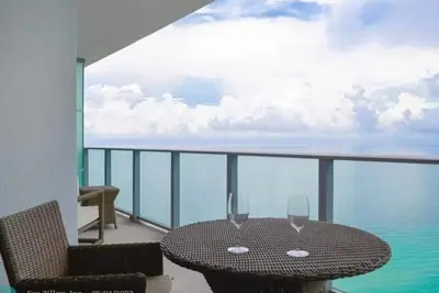 Image de You are not going to forget this view! Top floor one bedroom suite