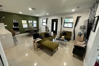 Image de Remodeled home in a quiet central neighborhood near beaches & shopping centers.