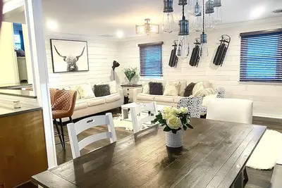 Image de Renovated! Top location On lake! Walk to slopes!