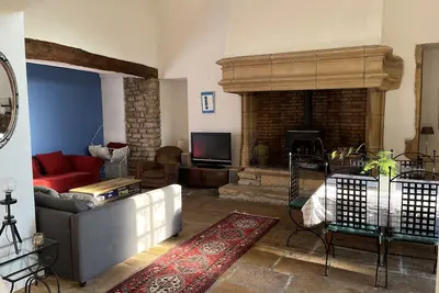 Loft dans un château en pierres dorées