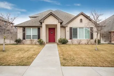 Image de Heart of Heritage Hills Home