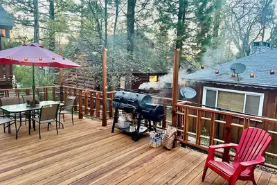 Image de Charming house in desired area, walking distance to the lake with 2 decks!