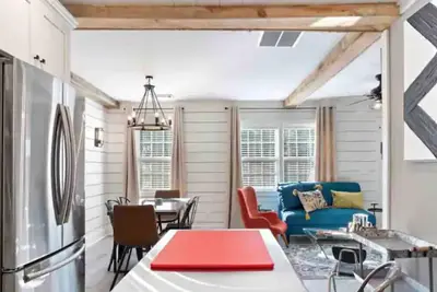 Image de The Turquoise Door-West Midtown. Minutes from fun!