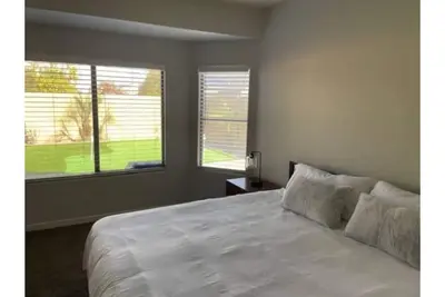 Image de Modern home with pool & put-put