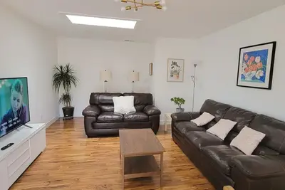 Image de Bright spacious cozy 2b1b with full living full kitchen and gated backyard