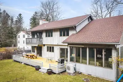 Image de Poconos Breezy Paradise Cabin Lakeview Retreat