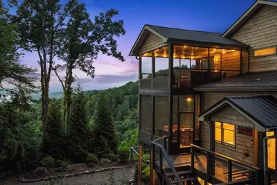 Image de Modern Mountain Oasis • 5br with Million-Dollar Lake Views • Ev• Hot Tub • PetOK