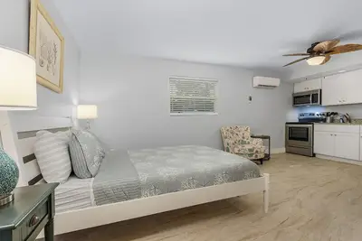 Image de 2 Person Studio with Patio - Island Paradise - Welcome to our stunning, newly renovated studio condo!