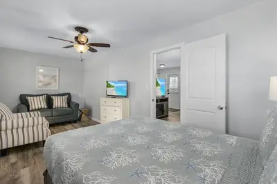 Image de 4 Person 1 Bedroom Condo with Waterview Balcony Fisherman Cabin - Welcome to our stunning, newly renovated one-bedroom condo room with a balcony!